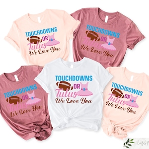 以下が含まれることがあります： ピンク、白、栗色のTシャツ5枚。"タッチダウンまたはチュチュ、愛しています"というテキストと、フットボールとチュチュのグラフィックが描かれています。