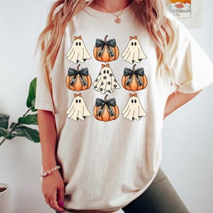 Camisa de Halloween cómoda y coqueta, linda camisa de calabaza de Halloween, remera con lazo de calabaza, remera con lazo de calabaza y coqueta, sudadera con fantasma y coqueta imagen 2