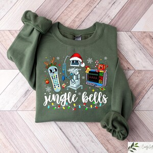 Julsjuksköterska, Jingle Bells sjukskötersketröja, roliga julsjukskötersketröjor, akutsjukskötersketröja, julsjuksköterskepresenter, sjuksköterskehoodie bild 2
