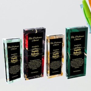 Puede incluir: Cuatro placas de vidrio con patrones de m&aacute;rmol negro, dorado, verde y rojo. Cada placa tiene una inscripci&oacute;n dorada que dice "Top Performer Award" y "Awarded to Sophia Roberts". El texto debajo del nombre dice "En reconocimiento de su excepcional desempe&ntilde;o y su b&uacute;squeda constante de la grandeza. Su arduo trabajo, integridad y pasi&oacute;n no pasan desapercibidos. Gracias por ser una inspiraci&oacute;n. Siga inspir&aacute;ndonos."