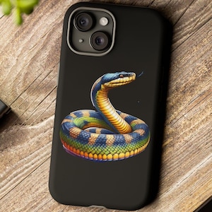 Puede incluir: Una funda de teléfono negra con un diseño de serpiente colorida. La serpiente está enroscada con la cabeza mirando hacia el lado derecho de la funda. La funda del teléfono tiene un recorte para la cámara en la esquina superior izquierda.