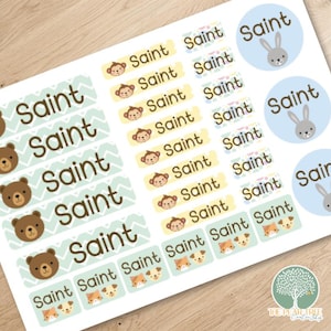 Peut inclure: Une feuille d'étiquettes adhésives portant le nom Saint en lettres marron. Les étiquettes présentent des illustrations d'ours, de singes, de lapins, de chats et de chiens sur des fonds à chevrons, unis ou à motifs dans des tons bleu, jaune et vert.