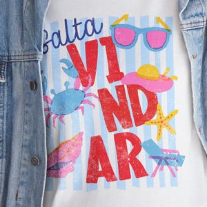 Salta vindar playera graphic Tee / cangrejos, gafas de sol, estrella de mar, rayas pastel Salty Winds en sueco con texto en idioma veraniego