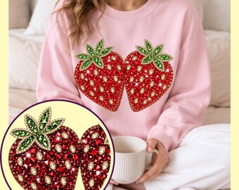 Felpa girocollo con cuori di fragola / Grafica di frutta con effetto lucido rosso