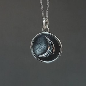 Silber Sonne und Mond Halskette: Doppelseitiges himmlisches Medaillon mit Prägung, Vintage oxidierter Anhänger