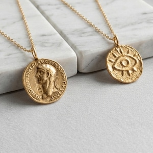 Halsband med medaljong i guld, romerskt mynthänge, present till henne i sterlingsilver