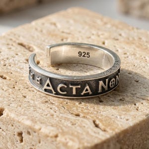 Acta Non Verba-ring i sterlingsilver, motiverande latinskt citat, minimalistisk statement-ring, justerbart armband