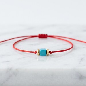 Braccialetto "Filo Rosso del Destino", gioiello unisex con perline turchesi a cubo, cavigliera protettiva in ematite dorata, regalo minimalista impermeabile