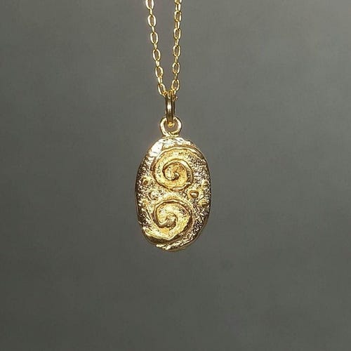 Gold Mini Spiral Anhänger: Handgemachtes Sterling Silber Medaillon mit Sonnen-Symbol