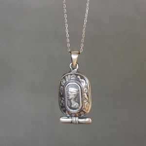 Srebrny naszyjnik Kleopatry: egipski amulet z hieroglifem, wisiorek z oksydowanego srebra próby 925