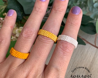 Smalle ring gemaakt van Japanse Miyuki glaskralen / genaaid / plat / boho & hippie / geel / wit / oranje / delicaat / parelring