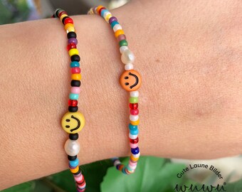 Colorful elastic bracelet made of glass beads and a freshwater pearl / rocailles / small beads / black / white / smiley