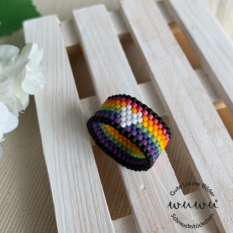 Pride Rainbow Ring aus japanischen Miyuki Glasperlen / genäht / flach / Boho & Hippie / Regenbogen / Herz / LGBTQ / Perlenring Bild 3