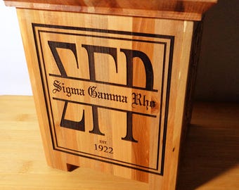 Hucha de madera grabada con láser de Sigma Gamma Rho, recuerdo de goma roja