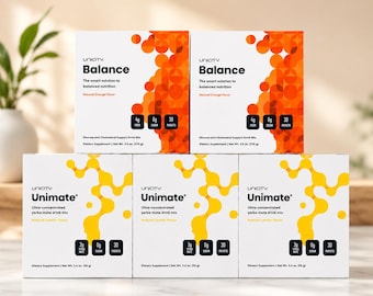 Op de afbeelding: Twee witte dozen Unicity Balance voedingssupplement met oranje cirkelvormige patronen en drie witte dozen Unicity Unimate yerba mate drankmix met gele moleculaire patronen, elke doos toont voedingsinformatie en het nettogewicht.