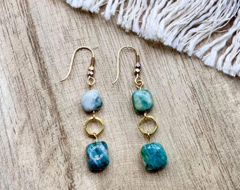 Pendientes de cuentas de jaspe turquesa africano con anilla estampada en color dorado