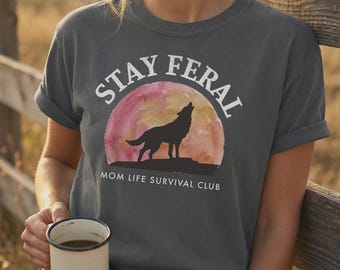 Bleib wilde Mama Shirt | Lustiges Vintage Wolf Tee | Chaos Mama Komfort Farben Geschenk