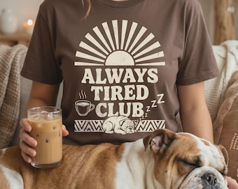 Immer müde Club Graphic Tee | Lustiges erschöpftes Mädchen Shirt | Schlafende Bulldogge Komfort Farben Geschenk