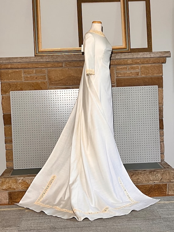 60s Ivory A Line Ivory Wedding Dress with Attached Cape Train Trimmed Cream Floral Embroidery Lace Ilgwu Union Label Retro Elegantly Styled