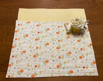Bee Happy Gingham placemats, yellow placemats, bee placemsts, springtime placemats, summer placemats, yellow gingham placemats