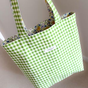 アップルグリーンのギンガムチェックと花柄のリバーシブルトートバッグ（ポケット付き）、キュートで軽量、柔らかくゆったりとしたユニークなハンドメイド、学校/仕事/ビーチ/ショッピング用トートバッグ