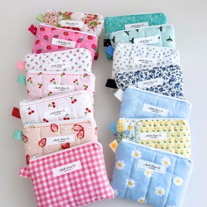 Mini billetera con bolsillo, linda bolsa acolchada con cremallera, tarjetero con diseño floral y frutal, neceser pequeño y plano hecho a mano.