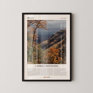 Puede incluir: Impresión enmarcada que presenta una vista panorámica de las montañas Catskill en Nueva York, EE. UU. La fotografía captura un paisaje con follaje otoñal en tonos naranja y marrón. La impresión incluye el texto "Catskill Mountains" y texto descriptivo adicional.