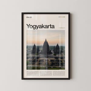 Könnte beinhalten: Gerahmtes Poster mit einem Foto des Tempelkomplexes Yogyakarta in Indonesien. Das Bild zeigt die alten Strukturen vor einem weichen, farbenfrohen Himmel. Das Wort "Yogyakarta" ist oben aufgedruckt, zusammen mit dem Ländernamen.