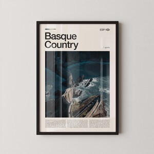 Peut inclure: Affiche encadrée représentant une vue aérienne de la côte du Pays Basque. Le texte "Basque Country" est en gras, avec "ESP / spain" en dessous. L'image montre une côte accidentée avec de l'eau bleu foncé et un pont.