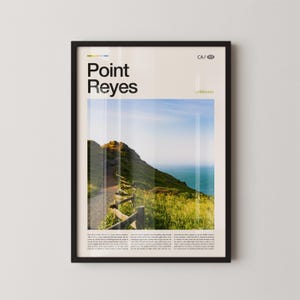 Pode incluir: Pôster emoldurado com uma vista panorâmica de Point Reyes, Califórnia. A imagem mostra uma paisagem costeira com um caminho, uma cerca de madeira e o oceano. O pôster inclui o texto "Point Reyes" e "California".