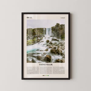 Puede incluir: Impresión enmarcada de Thingvellir, Islandia, con una cascada sobre rocas. La imagen tiene un marco negro y texto en la parte superior e inferior. La cascada está rodeada de vegetación verde y el agua es blanca y azul.