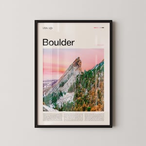 Può includere: Poster incorniciato con una vista panoramica di Boulder, Colorado, con il nome della città in grassetto. L'immagine mostra una vetta montuosa con un cielo rosa e arancione al tramonto, circondata da alberi verdi e neve.