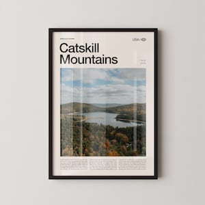 Puede incluir: Impresión enmarcada con una vista panorámica de las montañas Catskill en Nueva York, EE. UU. La imagen muestra un lago rodeado de colorido follaje otoñal bajo un cielo nublado. El título "Catskill Mountains" se muestra en negrita, en negro.