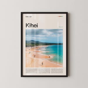以下が含まれることがあります： ターコイズブルーの海と砂浜のビーチシーンを描いた、額入りのポスター。ポスターには「Kihei」の文字が大きく書かれ、その上に「USA/Hawaii」と書かれています。人々はビーチを歩いたり、海で泳いだりしています。