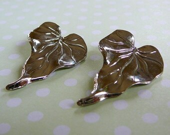 Vintage .. Leaf Charm, Pendant, Plastic, Silver tone Leaves