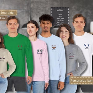 Bluza unisex z haftowanym emotikonem - spersonalizowany minimalistyczny design, spersonalizowany prezent dla par i przyjaciół - sweter z okrągłym dekoltem, możliwość personalizacji
