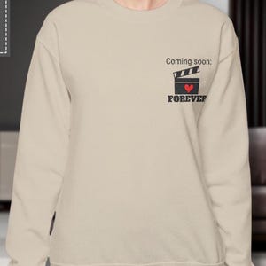 Sweat ras du cou pour faire-part de fiançailles, bientôt disponible, sweat-shirt pour couple brodé pour toujours, élément de tournage de films, cadeau pour fiançailles