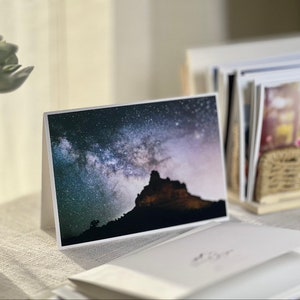 Milky Way Over Bell Rock, astrofotografie, surrealistische afbeeldingengalerij, JW Card, Sedona, Arizona, bijbelse aanmoediging