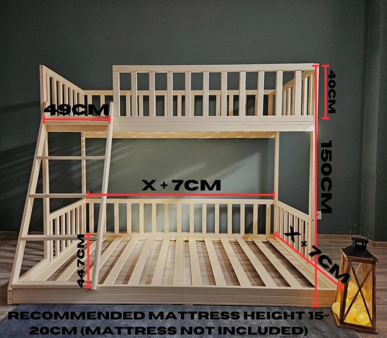 Puede incluir: Una litera de madera con una escalera y una litera superior de 40 cm de alto y una litera inferior de 150 cm de alto. La cama tiene 49 cm de ancho y el colch&oacute;n no est&aacute; incluido. La altura de colch&oacute;n recomendada es de 15-20 cm.
