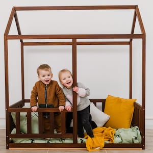 Cama de casa pintada / Cama de suelo para niños pequeños / Cama de madera hecha a mano / Cama con barandillas / Cama inspirada en Montessori / Eco Kids Universe / Dormitorio infantil