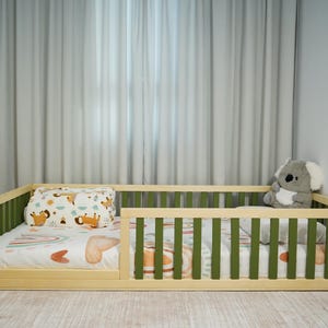 Cama de piso para niños pequeños según los estándares de EE. UU.: espacio entre rieles de 2,48 in (6,3 cm), con opción de puerta, opción de color a elegir, cama inspirada en Montessori