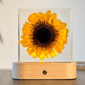 Sunflower Paperweight Lamp,Flowers Night Light,Sunflower in Resin,Sunflower Ornament,Birthday Gift,Gift for Her,Home Decor,Christmas Gift
