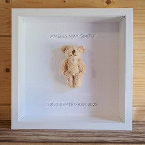 Anuncio de nacimiento personalizado, regalo para baby shower, recuerdo para recién nacidos: arte con un osito de peluche para la guardería: regalo único para un bebé recién nacido