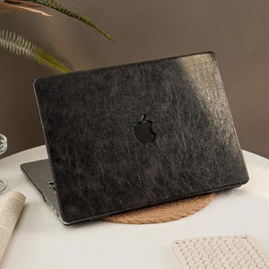 ブラッククラックルテクスチャPUレザーユニークケースカバー MacBook Pro 13 14 15 16、M1 M2 Air 13 A2681、A3113、Air 15 ノートパソコン 2023 2022 2021 ギフト用