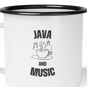 以下が含まれることがあります： 黒縁の白いエナメルマグカップ。マグカップには、「JAVA AND MUSIC」という黒と白のグラフィックが描かれており、コーヒーカップと音符のスタイリッシュな画像が描かれています。