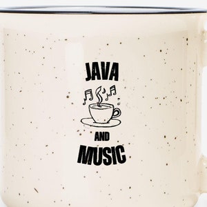 以下が含まれることがあります： 黒縁と斑点のある白いセラミックマグカップ。コーヒーカップと蒸気と音符の黒いグラフィックが描かれており、"JAVA AND MUSIC"というテキストが書かれています。