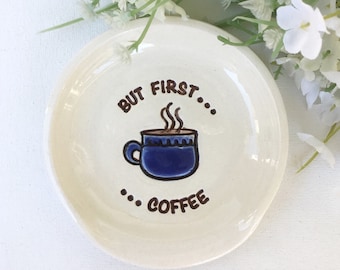Pero primero, un soporte para cuchara de café / Soporte divertido para cuchara / Soporte para cuchara de cocina / Soporte de cerámica para cuchara de cocina / Regalo para amantes del café / Soporte para cuchara de café