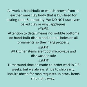 Pode incluir: Texto em fundo azul claro descrevendo artigos de cozinha em argila de barro feitos &agrave; m&atilde;o. O texto destaca a durabilidade cozida em forno, a seguran&ccedil;a alimentar e a aten&ccedil;&atilde;o aos detalhes. Os prazos de entrega e os pedidos urgentes tamb&eacute;m s&atilde;o mencionados.