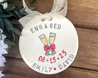 Adorno de compromiso personalizado para futuros esposos / Adorno de cerámica para compromiso / Adorno de boda / Celebración de compromiso con champán
