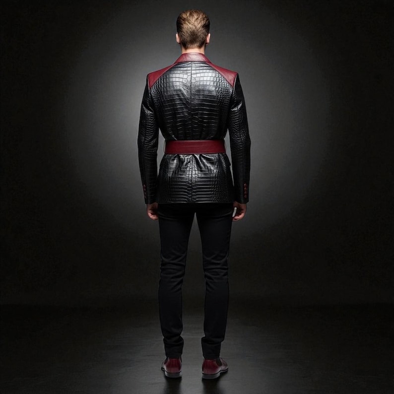 Peut inclure: Veste en cuir noir &agrave; effet crocodile, avec des empi&egrave;cements d'&eacute;paules bordeaux et une ceinture assortie. La veste est port&eacute;e avec un pantalon noir et des chaussures bordeaux. Le style est moderne et sophistiqu&eacute;.